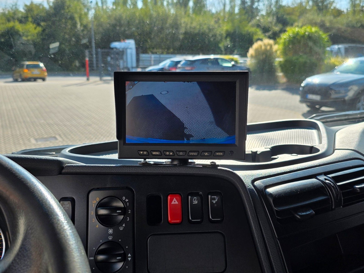 Box truck Mercedes-Benz Atego 1218 / Ladebordwand: picture 40