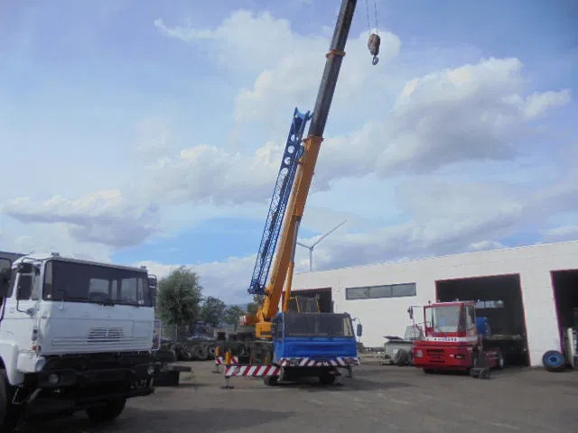 PPM ATT 350 4X4X4 - All terrain crane: picture 2 PPM ATT 350 4X4X4 - All terrain crane: picture 2