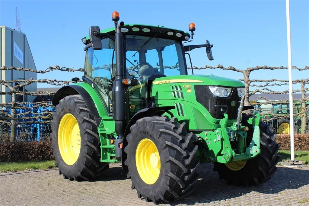 John Deere 6130R - Farm tractor: picture 2 John Deere 6130R - Farm tractor: picture 2