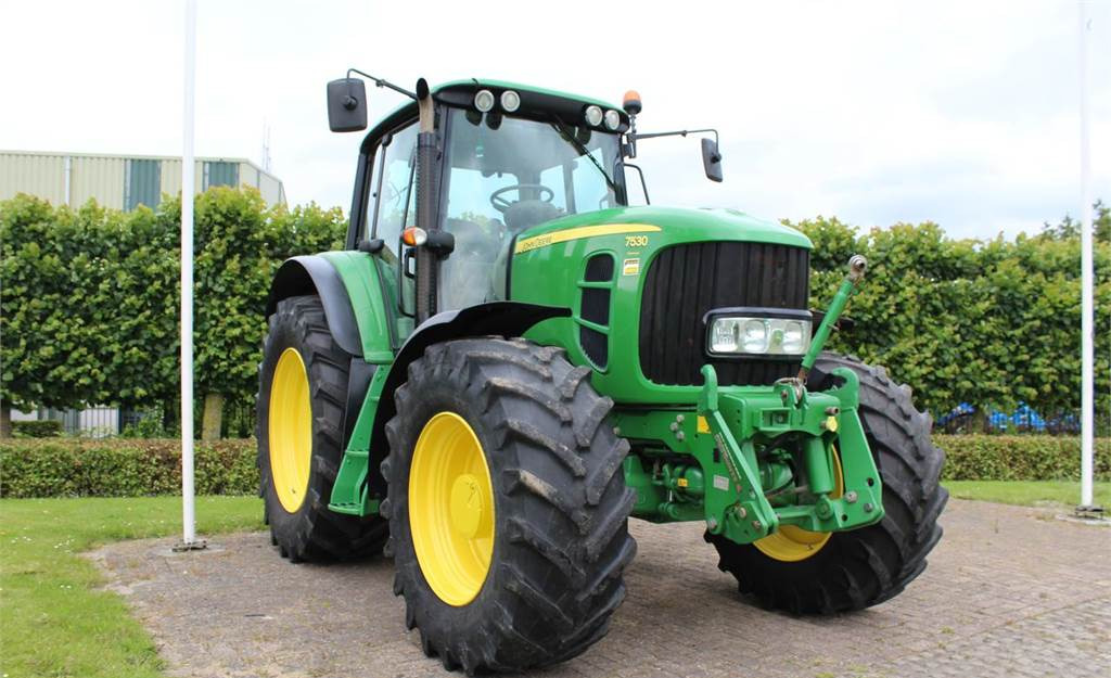Farm tractor John Deere 7530 Premium: picture 1