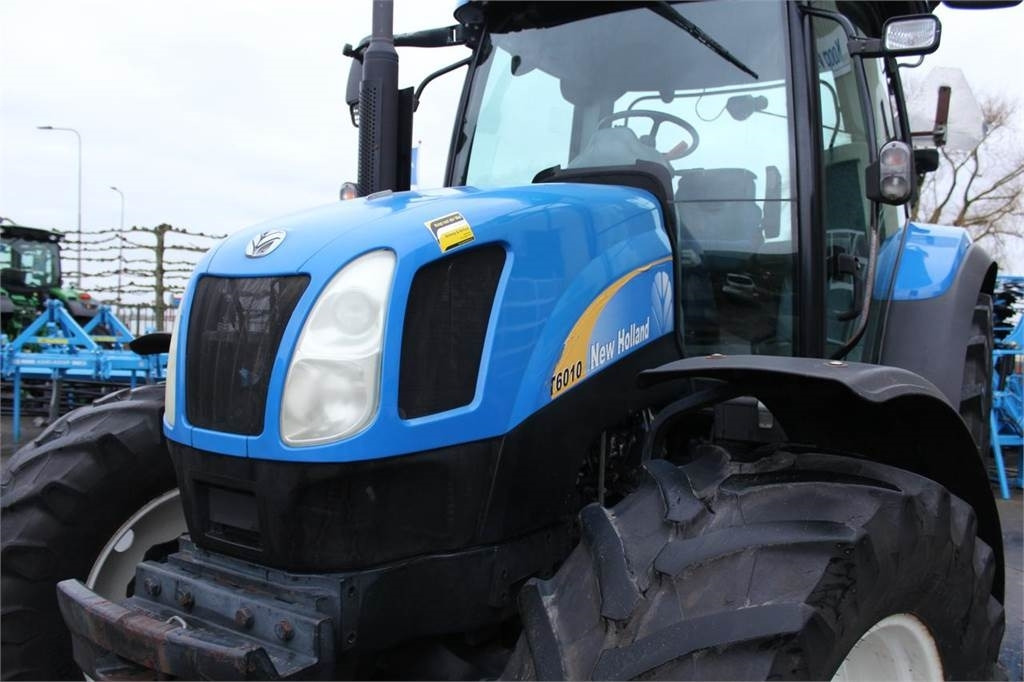 New Holland T6010 Plus - Farm tractor: picture 2 New Holland T6010 Plus - Farm tractor: picture 2