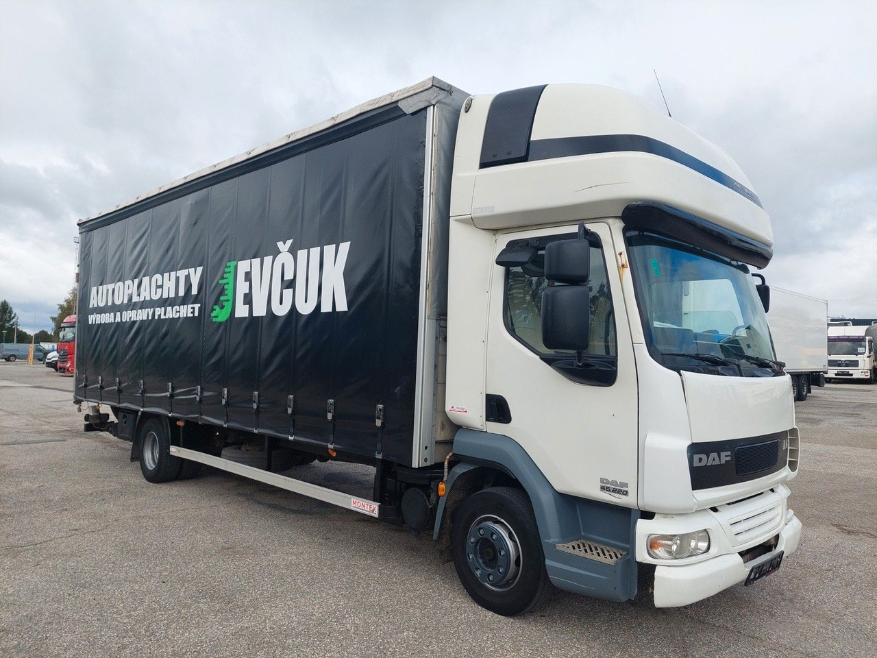 DAF FA LF 45.220 G12 4x2 - Curtain side truck: picture 2 DAF FA LF 45.220 G12 4x2 - Curtain side truck: picture 2