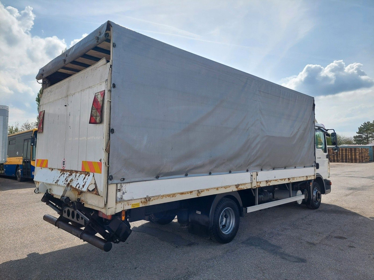 MAN TGL 8.180 4X2 BL - Curtain side truck: picture 4 MAN TGL 8.180 4X2 BL - Curtain side truck: picture 4