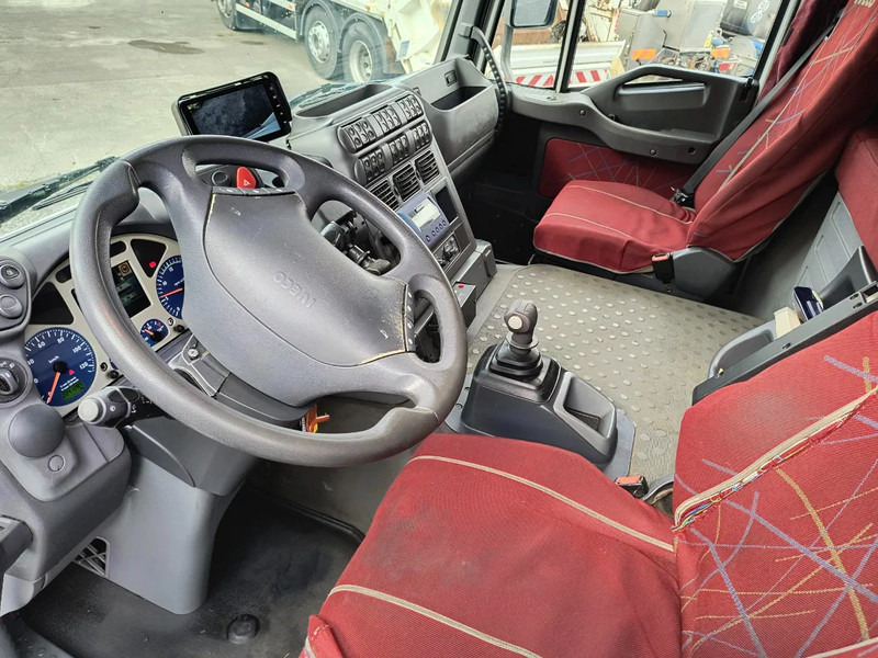 Interior photo 2: Box truck Iveco Stralis 310 CASE + D'HOLLANDIA 1500 KG - 224125 KM