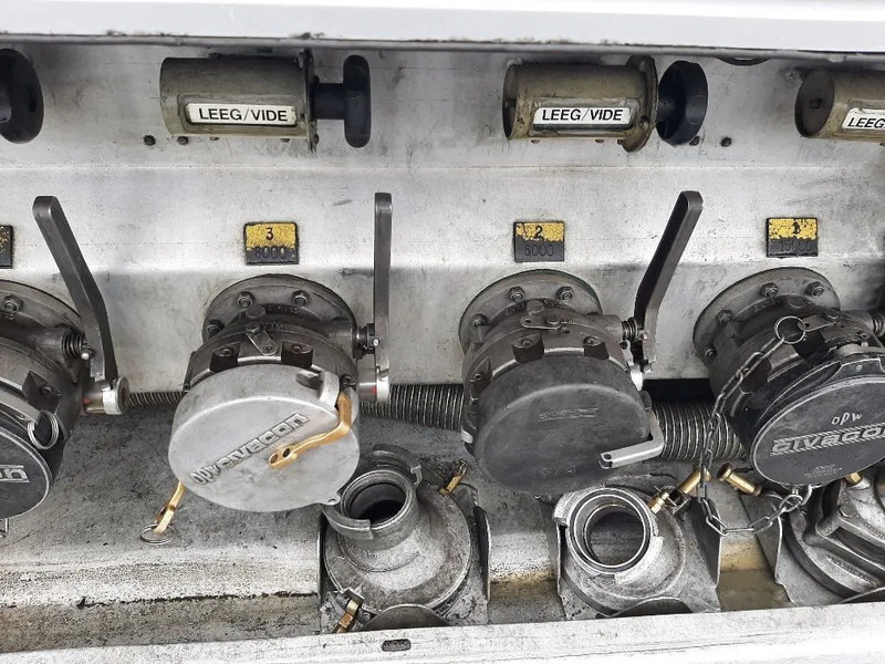 Tanker semi-trailer for transportation of fuel Stokota FUEL TANK 42000 L - 5 COMPARTMENTS: picture 9