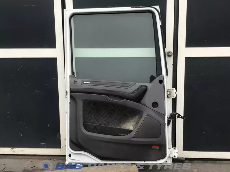 DAF XF106 Portier Links DAF 1881862 - Door and parts for Truck: picture 2 DAF XF106 Portier Links DAF 1881862 - Door and parts for Truck: picture 2