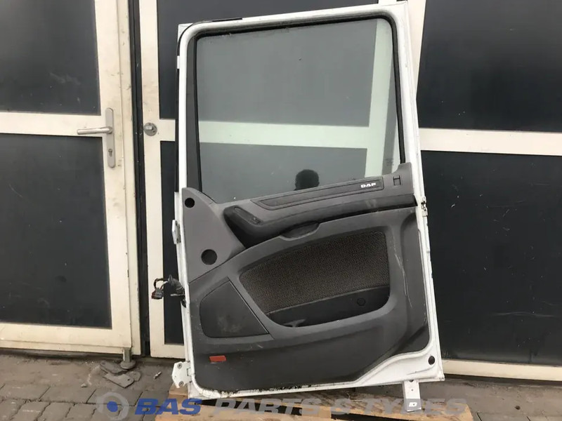 DAF XF106 Portier Rechts DAF 1881863 - Door and parts for Truck: picture 2 DAF XF106 Portier Rechts DAF 1881863 - Door and parts for Truck: picture 2