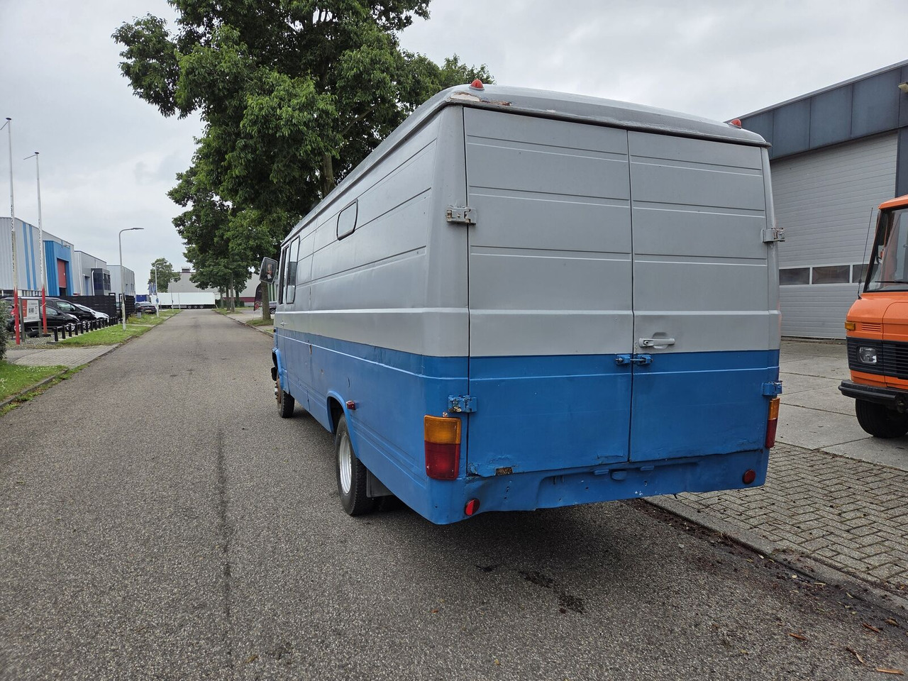 Mercedes-Benz L 608 D kampeerauto - Integrated motorhome: picture 3 Mercedes-Benz L 608 D kampeerauto - Integrated motorhome: picture 3