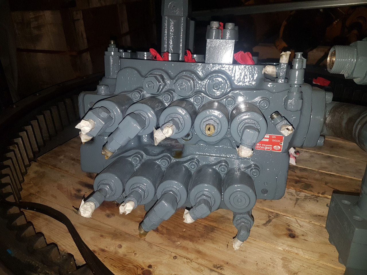 DAEWOO DX28-71 - Hydraulic valve for Construction machinery: picture 4 DAEWOO DX28-71 - Hydraulic valve for Construction machinery: picture 4