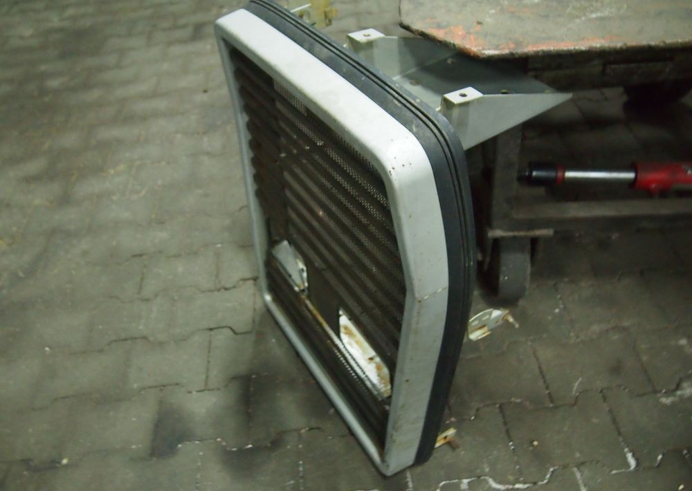 Części do Ciągnika Massey Ferguson MF 3000, 6000 Przedni grill maskę do Massey Ferguson serii 3000, 3100.
z lampami - Grill for Agricultural machinery: picture 2 Części do Ciągnika Massey Ferguson MF 3000, 6000 Przedni grill maskę do Massey Ferguson serii 3000, 3100.
z lampami - Grill for Agricultural machinery: picture 2