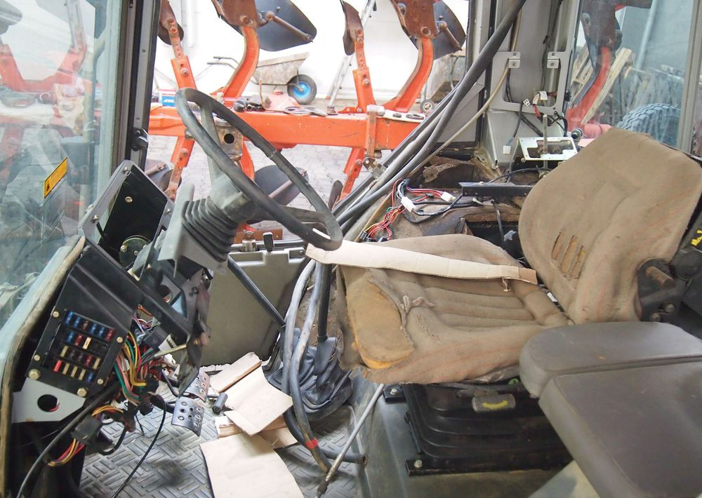 Części do Ciągnika Massey Ferguson MF 3050, 3060, 3070, 3080, 3090 Kabina do Massey Ferguson serii 30.. , 31.. , 36.. - Cab for Agricultural machinery: picture 4 Części do Ciągnika Massey Ferguson MF 3050, 3060, 3070, 3080, 3090 Kabina do Massey Ferguson serii 30.. , 31.. , 36.. - Cab for Agricultural machinery: picture 4