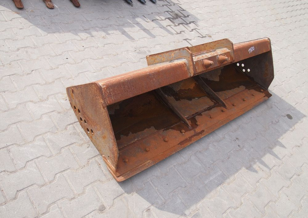 Łyżka skarpowa (skarpówka) Mecalac Mecalac 10, 12   Łyżka skarpowa (skarpówka) 1,8m - Excavator bucket: picture 1 Łyżka skarpowa (skarpówka) Mecalac Mecalac 10, 12   Łyżka skarpowa (skarpówka) 1,8m - Excavator bucket: picture 1