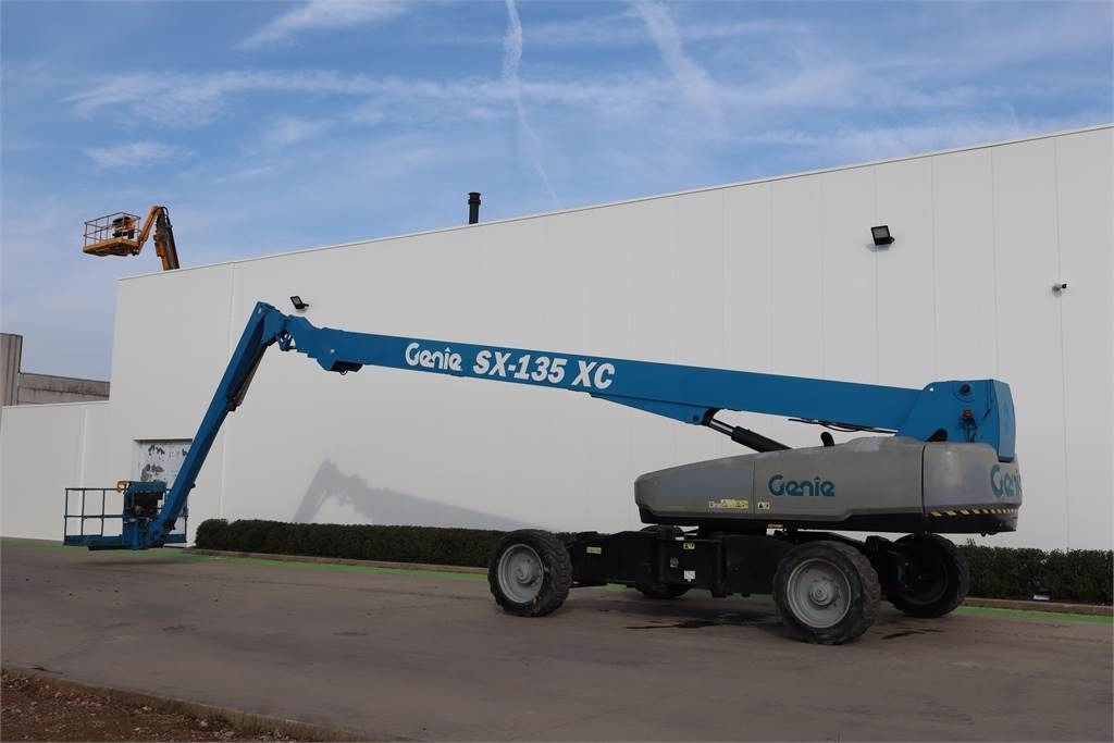 Genie SX135XC - Telescopic boom: picture 3 Genie SX135XC - Telescopic boom: picture 3