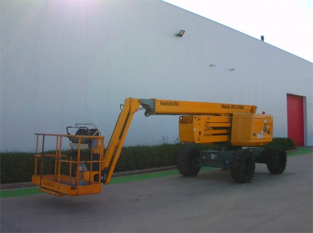 Haulotte HA20RTJ Pro - Articulated boom lift: picture 2 Haulotte HA20RTJ Pro - Articulated boom lift: picture 2