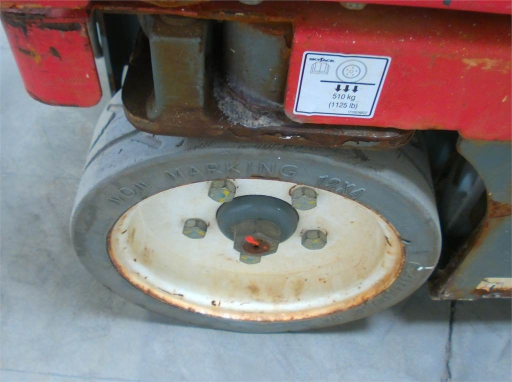 Vertical mast lift SkyJack SJ16: picture 10