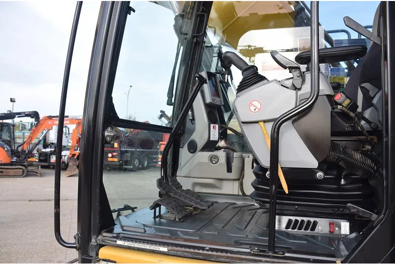 Crawler excavator Caterpillar 323E-stock id2: picture 8 Crawler excavator Caterpillar 323E-stock id2: picture 8