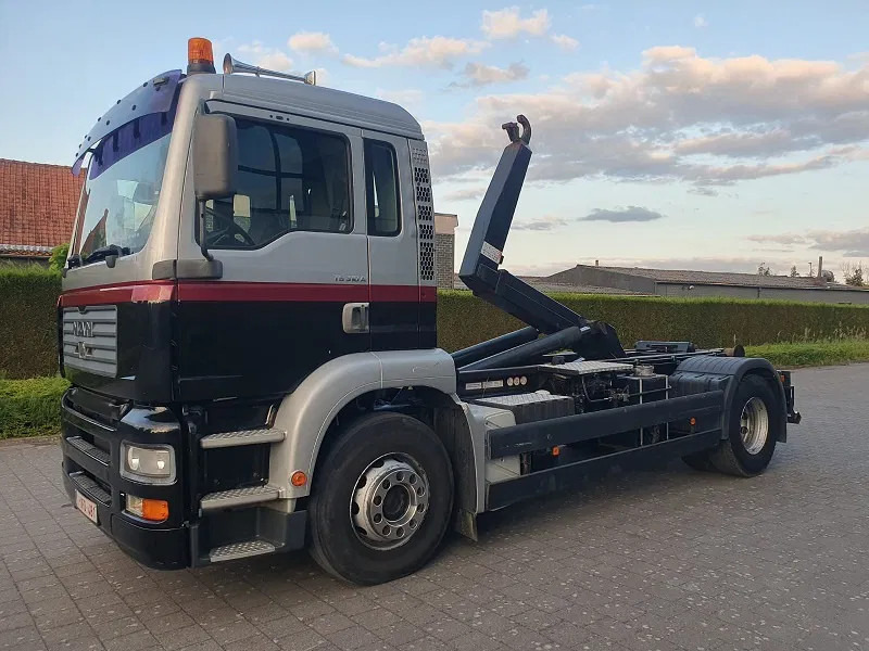 MAN TG 310 A - Hook lift truck: picture 2 MAN TG 310 A - Hook lift truck: picture 2