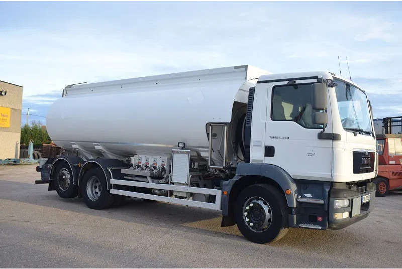 MAN TGM 26.340 - Tanker truck: picture 5 MAN TGM 26.340 - Tanker truck: picture 5