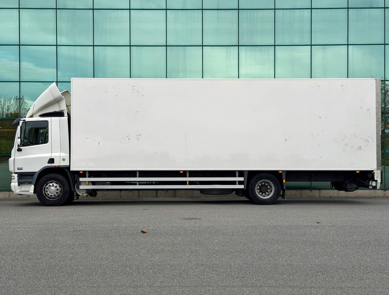 DAF CF 75.250 Euro 3 Manual Gearbox VAN Beurden Isolated BOX Tail Lift Super Condition NL-Truck - Box truck: picture 2 DAF CF 75.250 Euro 3 Manual Gearbox VAN Beurden Isolated BOX Tail Lift Super Condition NL-Truck - Box truck: picture 2