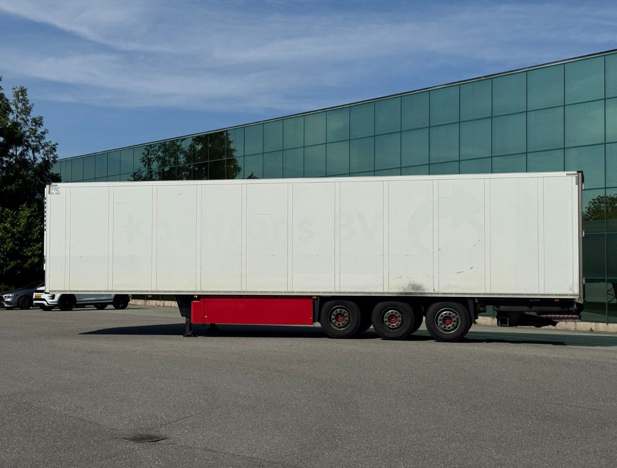 Schmitz Cargobull SCBS3B 270 CM High Flower Wide Liftaxle Tail Lift NL Trailer 6 - Refrigerated semi-trailer: picture 2 Schmitz Cargobull SCBS3B 270 CM High Flower Wide Liftaxle Tail Lift NL Trailer 6 - Refrigerated semi-trailer: picture 2