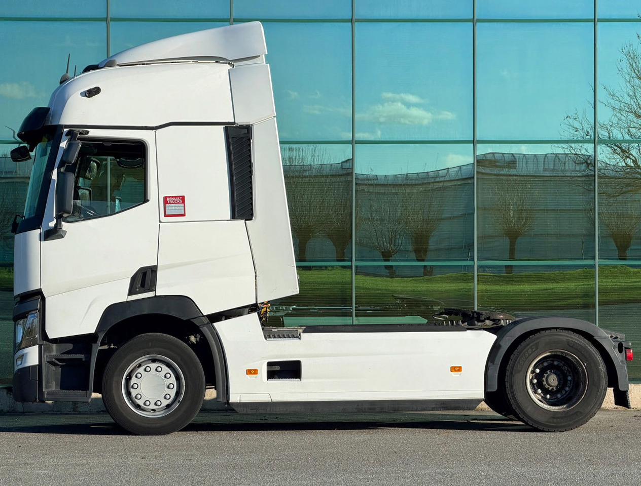 Renault T460 Euro 6 Only 318.000 KM 2X Tanks TOP Condition 2 Pieces Available - Tractor unit: picture 2 Renault T460 Euro 6 Only 318.000 KM 2X Tanks TOP Condition 2 Pieces Available - Tractor unit: picture 2