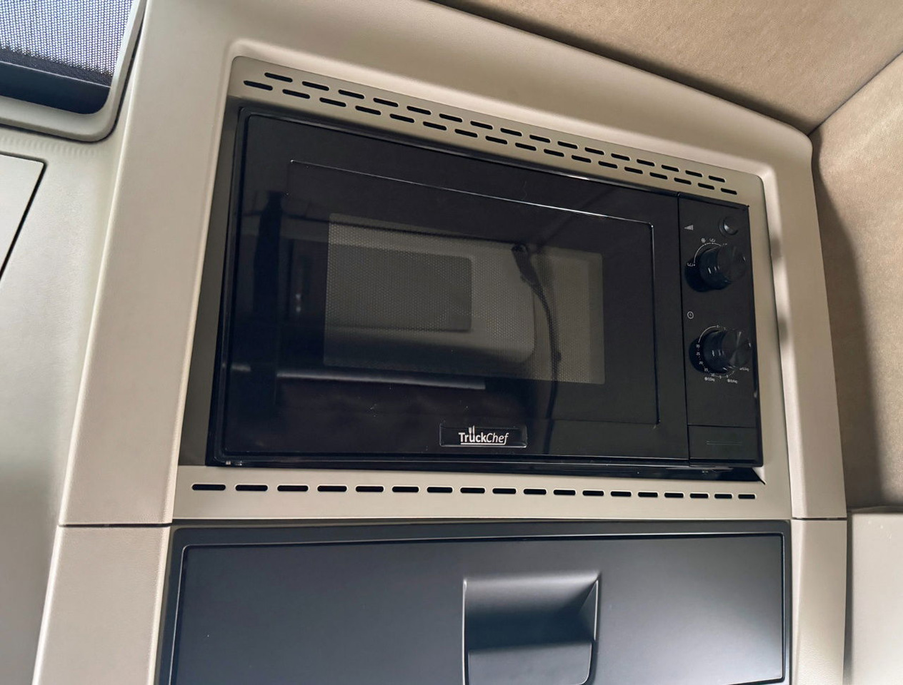 Tractor unit Volvo FH Globetrotter 6X2 701.000 KM Super Condition NL Truck: picture 12 Tractor unit Volvo FH Globetrotter 6X2 701.000 KM Super Condition NL Truck: picture 12