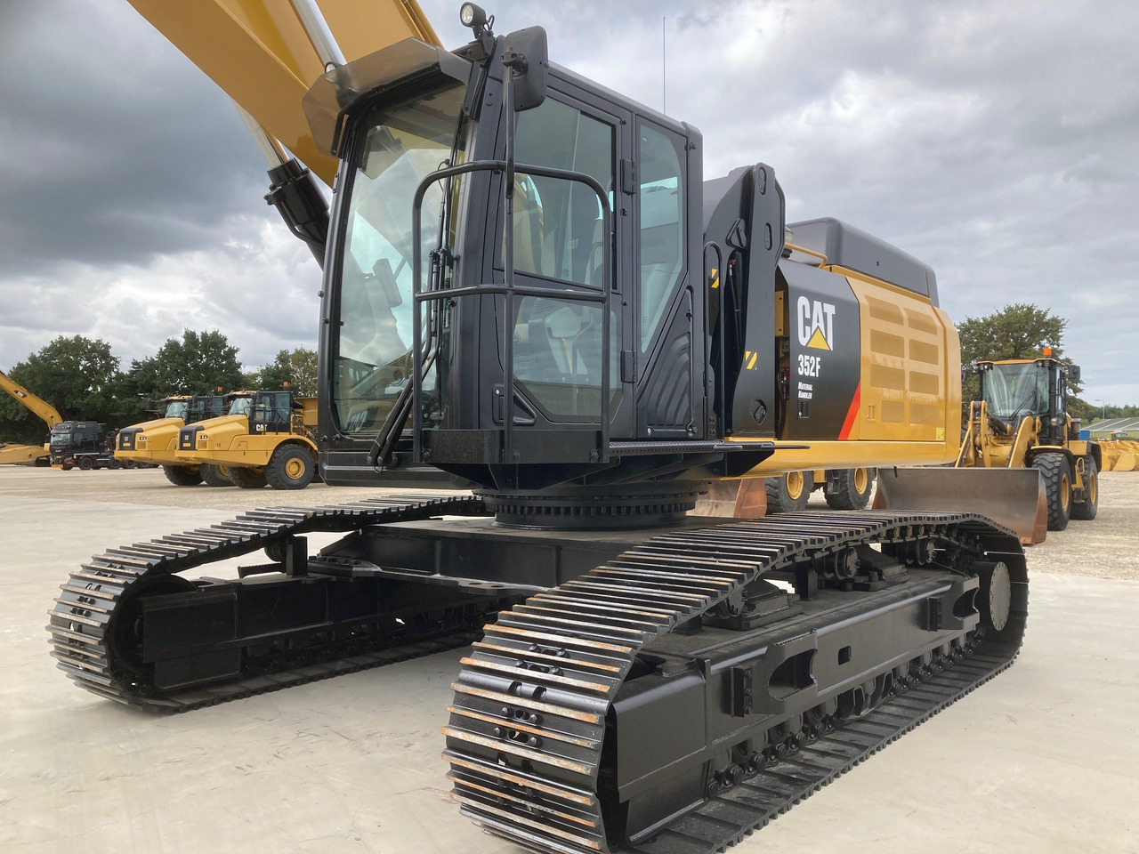 CATERPILLAR 352F Material Handler - Material handler: picture 2 CATERPILLAR 352F Material Handler - Material handler: picture 2