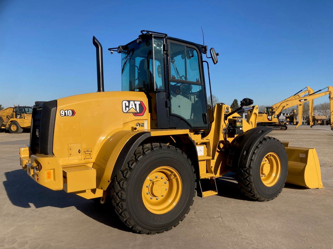 Wheel loader CATERPILLAR 910: picture 6