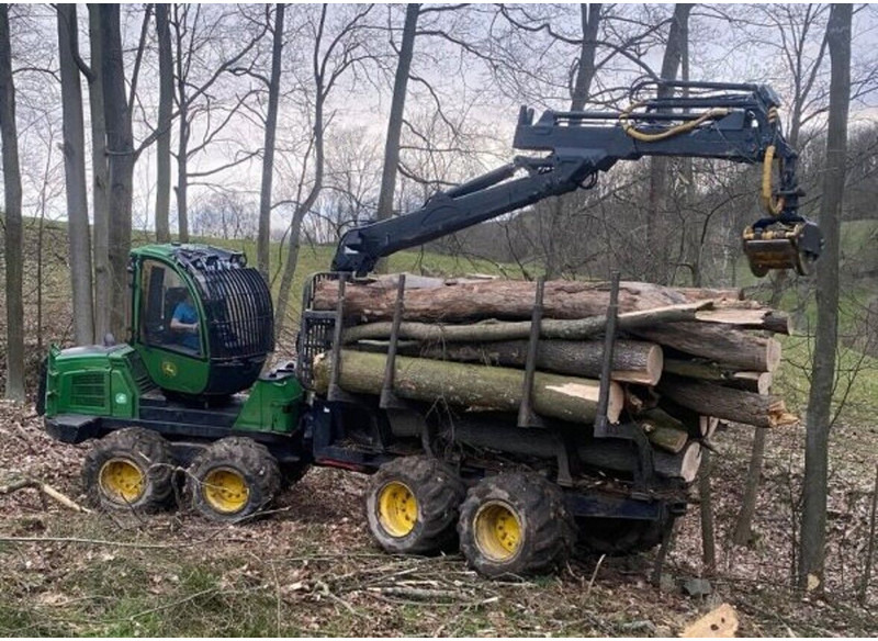 John Deere 1010E 8W - Forestry trailer: picture 1 John Deere 1010E 8W - Forestry trailer: picture 1