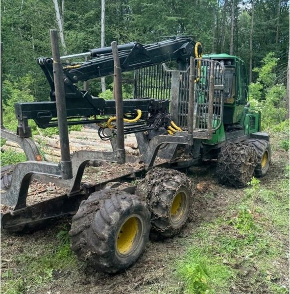 John Deere 1010E 8W - Forestry trailer: picture 2 John Deere 1010E 8W - Forestry trailer: picture 2
