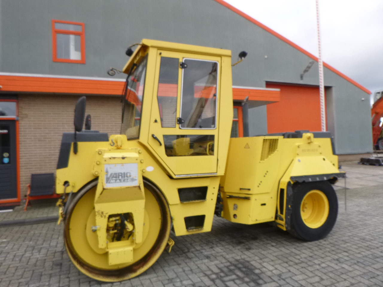 Combination roller BOMAG BW151AC-2: picture 9