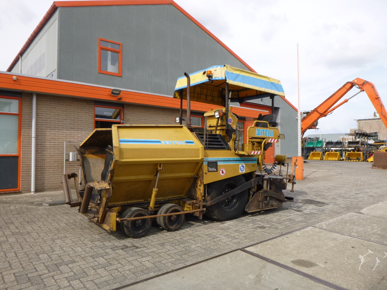 CATERPILLAR BB730 - Asphalt paver: picture 1 CATERPILLAR BB730 - Asphalt paver: picture 1