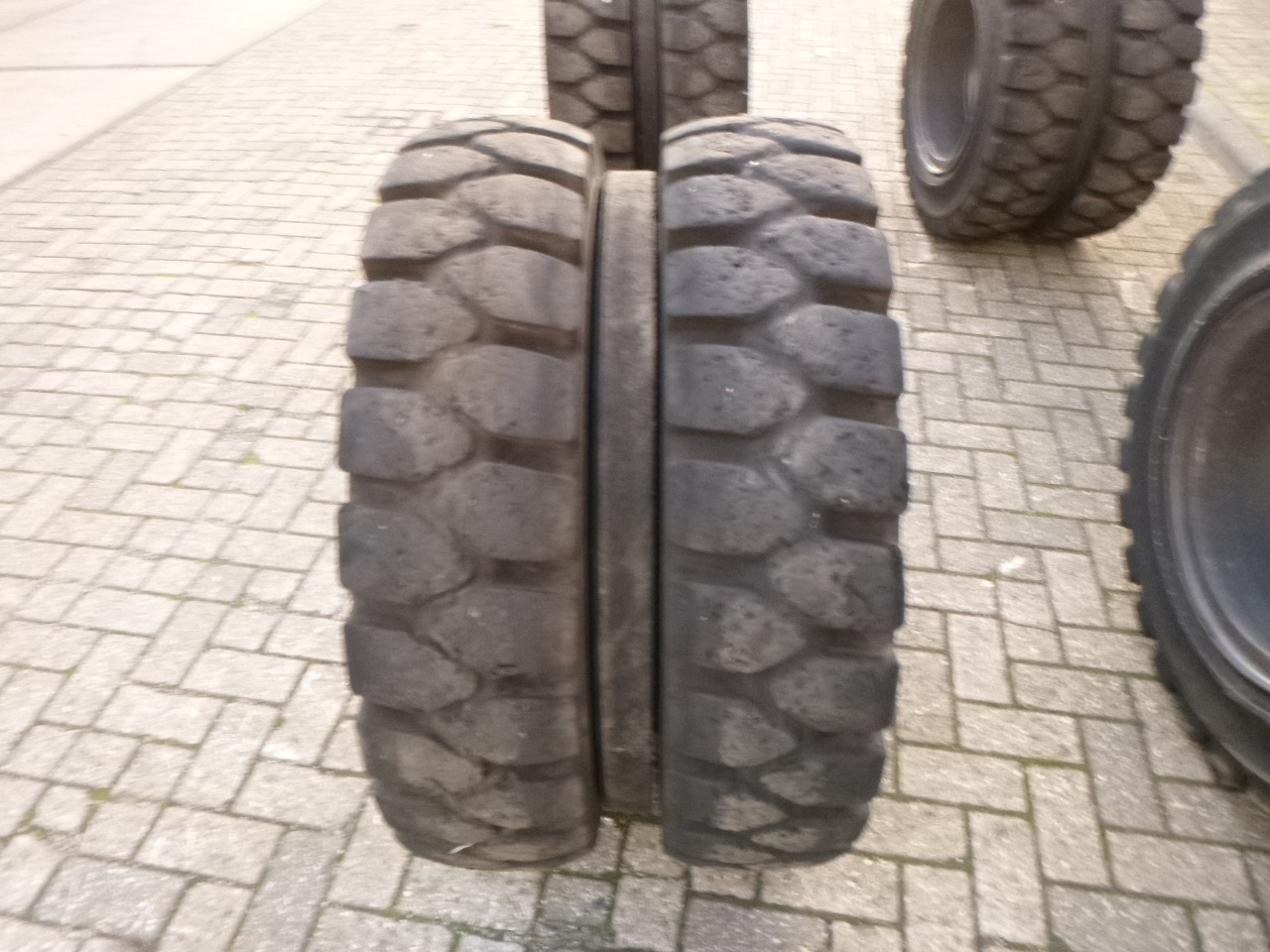 Wheel and tire package for Wheel excavator SOLIDEAL 10.00 x 20 SOLID: picture 10 Wheel and tire package for Wheel excavator SOLIDEAL 10.00 x 20 SOLID: picture 10