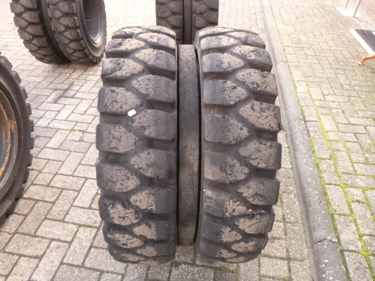 Wheel and tire package for Wheel excavator SOLIDEAL 10.00 x 20 SOLID: picture 9 Wheel and tire package for Wheel excavator SOLIDEAL 10.00 x 20 SOLID: picture 9