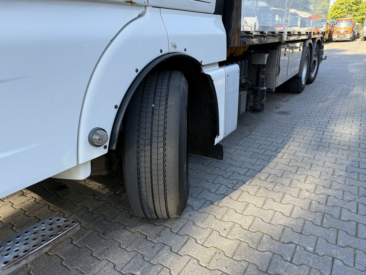 MAN TGX 26.480 6X2 Hiab 422 Bj 2017 bis 30 Meter - Crane truck, Dropside/ Flatbed truck: picture 2 MAN TGX 26.480 6X2 Hiab 422 Bj 2017 bis 30 Meter - Crane truck, Dropside/ Flatbed truck: picture 2