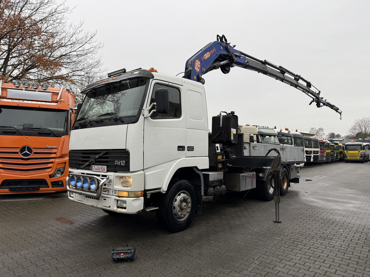Volvo FH12 420 6X2 Kran PM 30025 bis 26.5 Meter - Dropside/ Flatbed truck, Crane truck: picture 1 Volvo FH12 420 6X2 Kran PM 30025 bis 26.5 Meter - Dropside/ Flatbed truck, Crane truck: picture 1