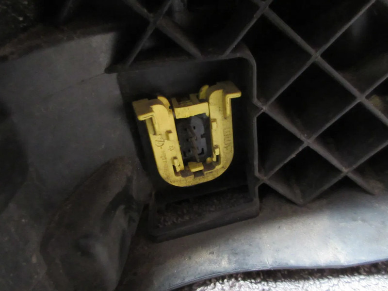 Volvo 84186279 MISTLAMP VOLVO LINKS FH SERIE EURO 6 - Fog light for Truck: picture 4 Volvo 84186279 MISTLAMP VOLVO LINKS FH SERIE EURO 6 - Fog light for Truck: picture 4
