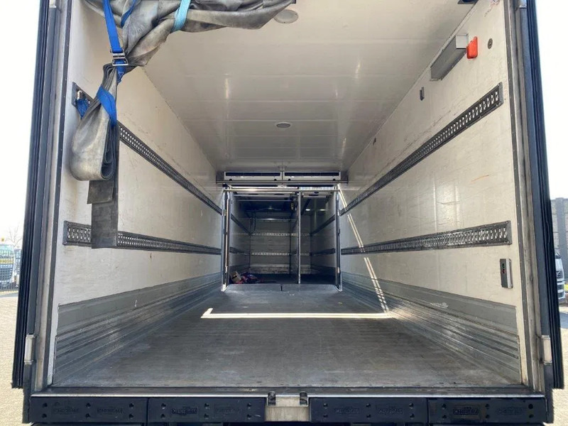 Volvo FM4-420 / COMPLETE COOL+FREEZE COMBI / CHEREAU / THROUGH-LOADING SYSTEM / 2XPLATFORM DHOLLANDIA / FREEZING LOCK / AUTOMATIC / EU - Refrigerated truck: picture 5 Volvo FM4-420 / COMPLETE COOL+FREEZE COMBI / CHEREAU / THROUGH-LOADING SYSTEM / 2XPLATFORM DHOLLANDIA / FREEZING LOCK / AUTOMATIC / EU - Refrigerated truck: picture 5
