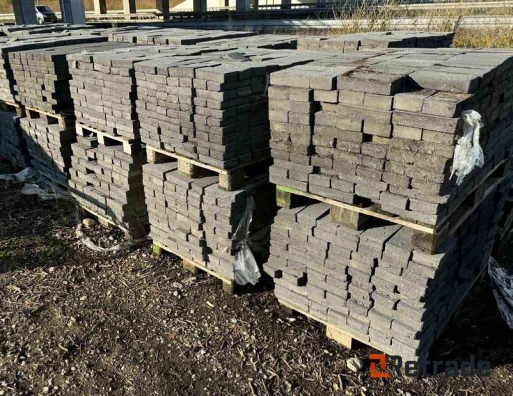 30 paller med optaget beton klinker. Mørk grå / 23x11x5cm. - Construction equipment: picture 2 30 paller med optaget beton klinker. Mørk grå / 23x11x5cm. - Construction equipment: picture 2