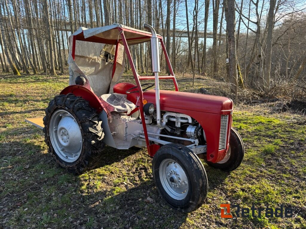 Traktor Ferguson Tea med kedjor och lastbrygga - Agricultural machinery: picture 3 Traktor Ferguson Tea med kedjor och lastbrygga - Agricultural machinery: picture 3