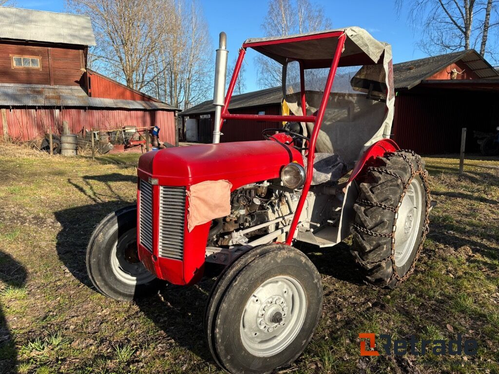 Traktor Ferguson Tea med kedjor och lastbrygga - Agricultural machinery: picture 1 Traktor Ferguson Tea med kedjor och lastbrygga - Agricultural machinery: picture 1