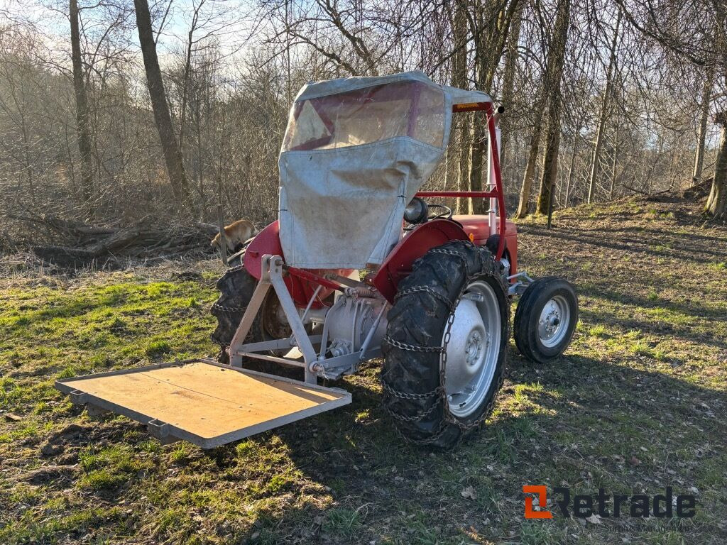 Traktor Ferguson Tea med kedjor och lastbrygga - Agricultural machinery: picture 2 Traktor Ferguson Tea med kedjor och lastbrygga - Agricultural machinery: picture 2