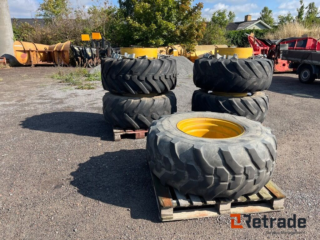 Tvillingmontering dæk og fælge med beslag til Hydrema rendegraver. - Construction equipment: picture 2 Tvillingmontering dæk og fælge med beslag til Hydrema rendegraver. - Construction equipment: picture 2