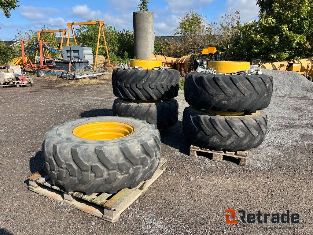 Tvillingmontering dæk og fælge med beslag til Hydrema rendegraver. - Construction equipment: picture 1 Tvillingmontering dæk og fælge med beslag til Hydrema rendegraver. - Construction equipment: picture 1