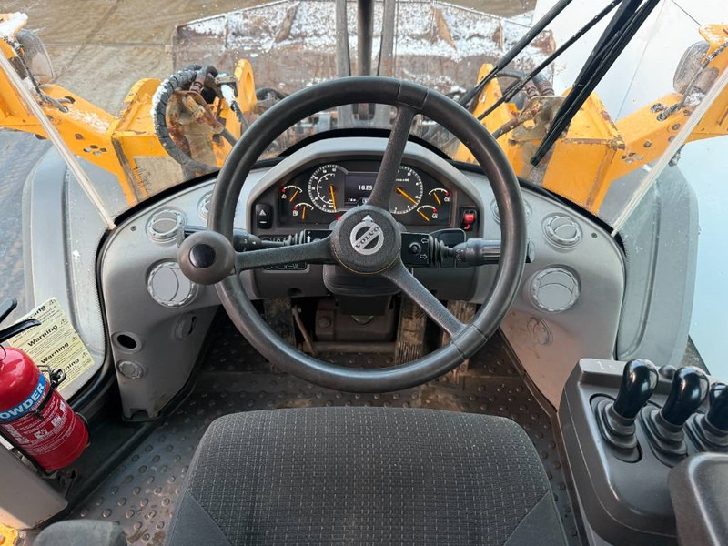 Wheel loader Volvo L120H - 3rd Function / Quick Coupler: picture 9