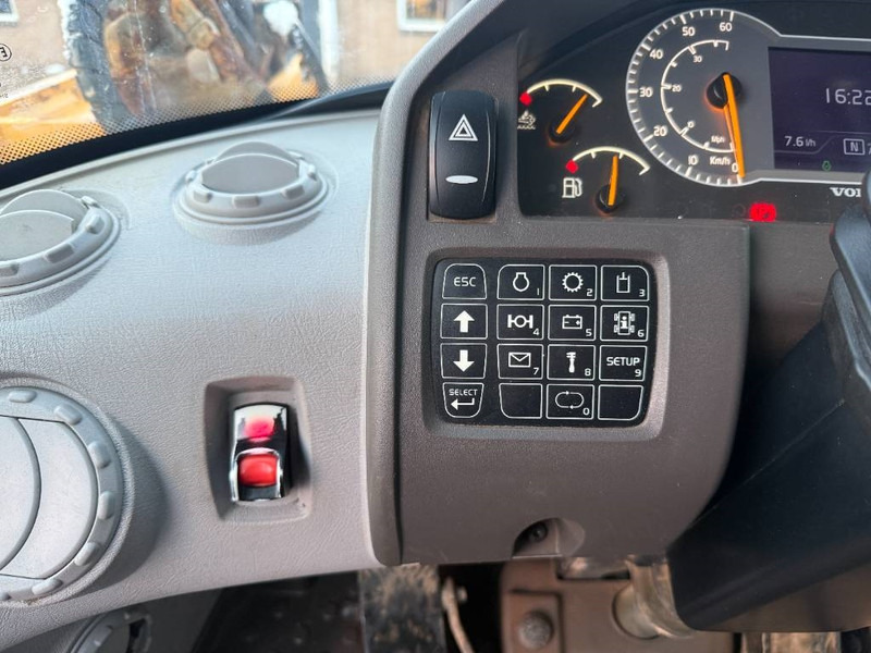 Wheel loader Volvo L120H - 3rd Function / Quick Coupler: picture 15