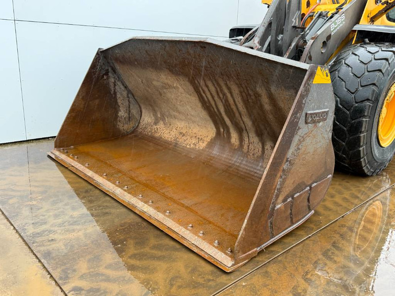 Wheel loader Volvo L120H - 3rd Function / Weight System: picture 13