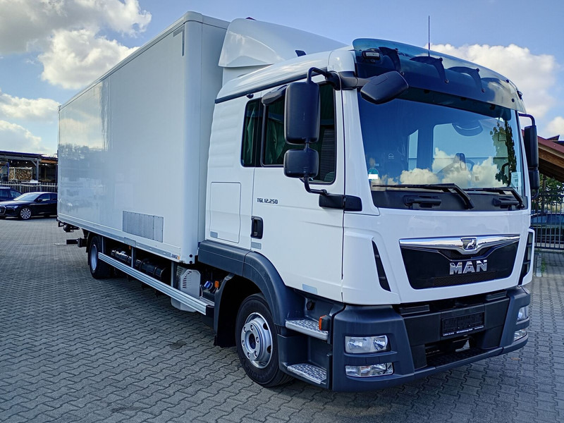MAN 12.250 Koffer 4X2 Euro6 AHK (34) - Box truck: picture 1 MAN 12.250 Koffer 4X2 Euro6 AHK (34) - Box truck: picture 1
