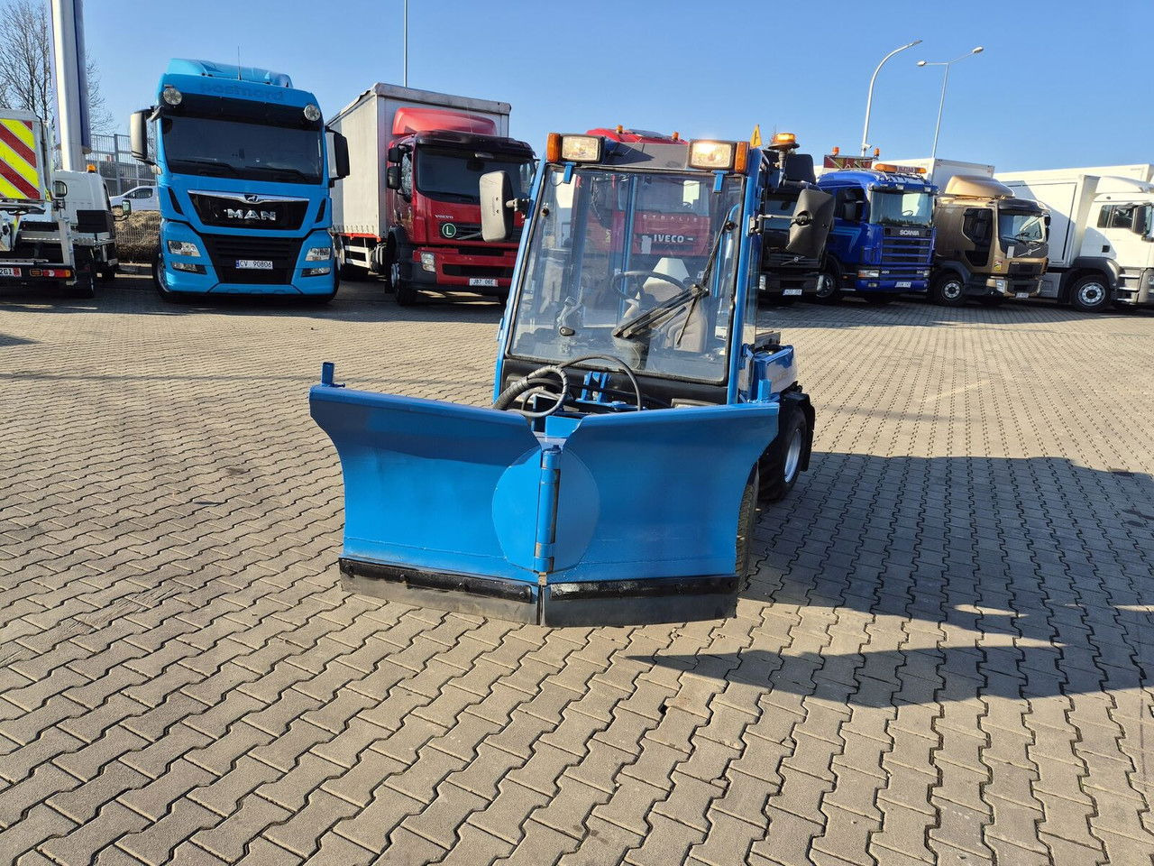 HOLDER C245 4WD / Tool carrier / Snow plow / PTO Front AN D Rear / 4X4 / - Municipal tractor: picture 3 HOLDER C245 4WD / Tool carrier / Snow plow / PTO Front AN D Rear / 4X4 / - Municipal tractor: picture 3