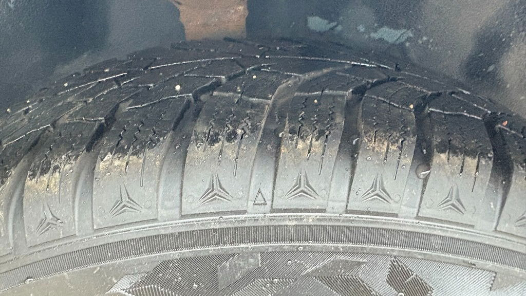 Toyota Carina 1.6 - Petrol - 5 Doors - Car: picture 5 Toyota Carina 1.6 - Petrol - 5 Doors - Car: picture 5